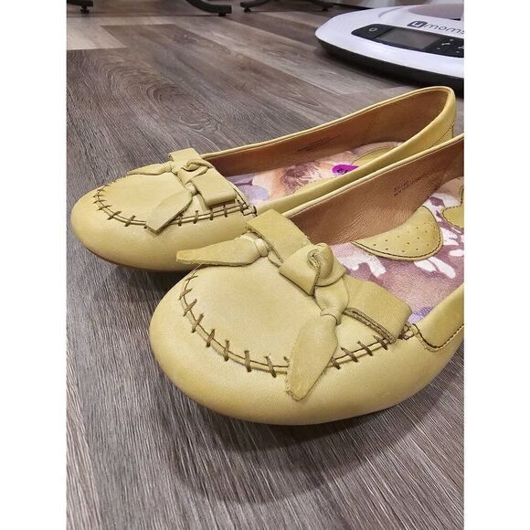 Born size 8.5 Women's Leather green flats - Picture 5 of 7